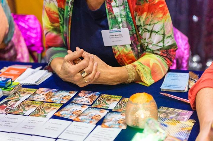 Inventan “tarot cristiano” en megaiglesia generando ola de críticas