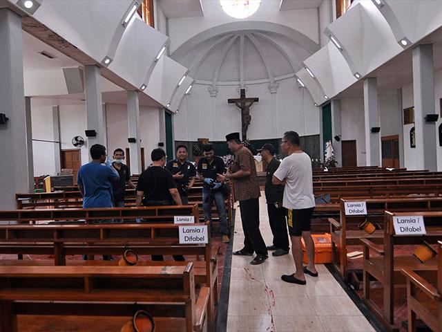 Hombre con machete ataca a cristianos durante servicio religioso