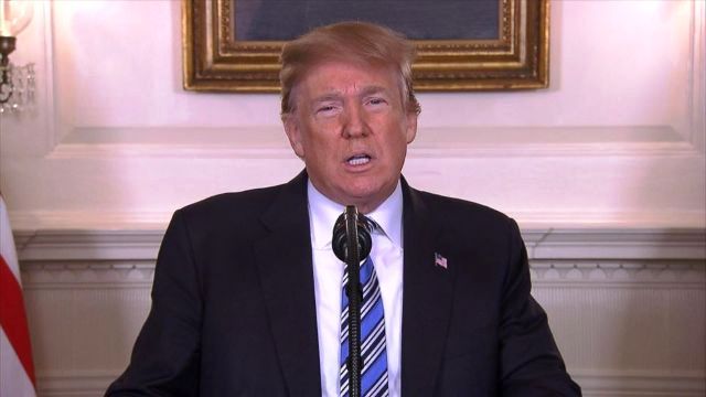 “En momentos oscuros nos afirmamos en la Palabra de Dios”, dice Trump tras tiroteo en Florida