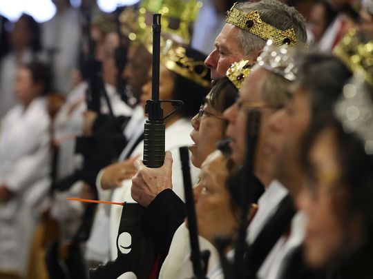 Secta hace culto para “bendecir armas” asustando a comunidad