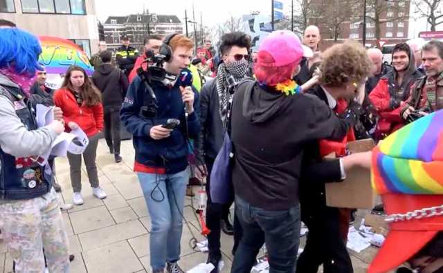 A gritos de “Dios es gay” activistas LGBT agreden a cristianos