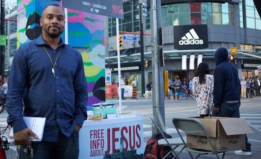 Pastor arrestado en la calle por llamar homosexualidad “pecado”