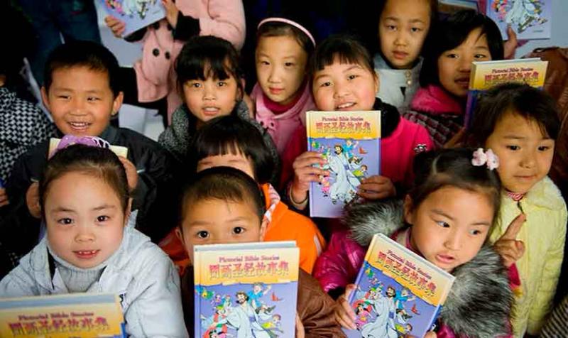 China prohíbe la enseñanza de la Biblia a niños
