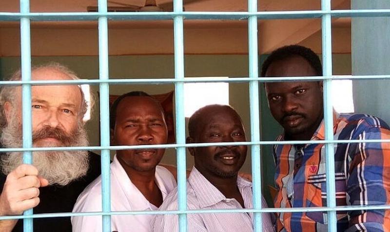 Misionero preso predica el Evangelio y criminales se convierten