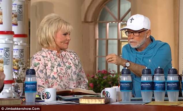 Pastor vende kits de supervivencia y abrigos para sobrevivir al Apocalipsis