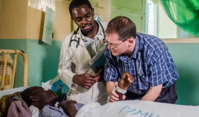 Misioneros luchan contra teología de la prosperidad para tratar crisis de VIH en África