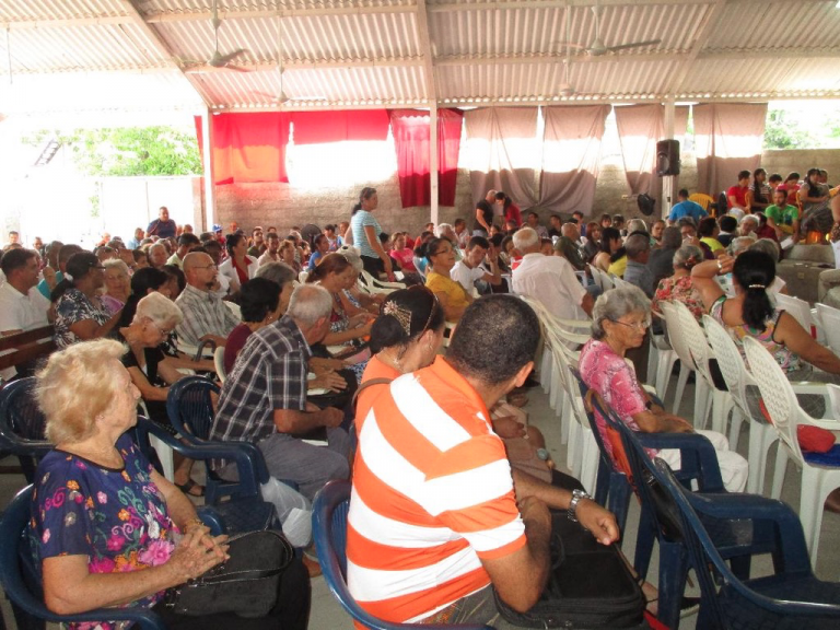 Cubanos se están convirtiendo en cristianos y arrojando sus “ídolos” al río