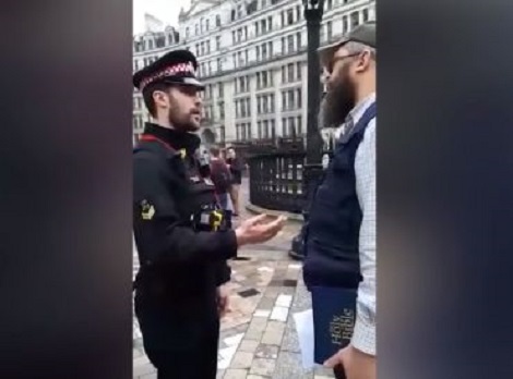 Iglesia Angelicana llama a policías para arrestar a hombre que leía la Biblia frente al templo