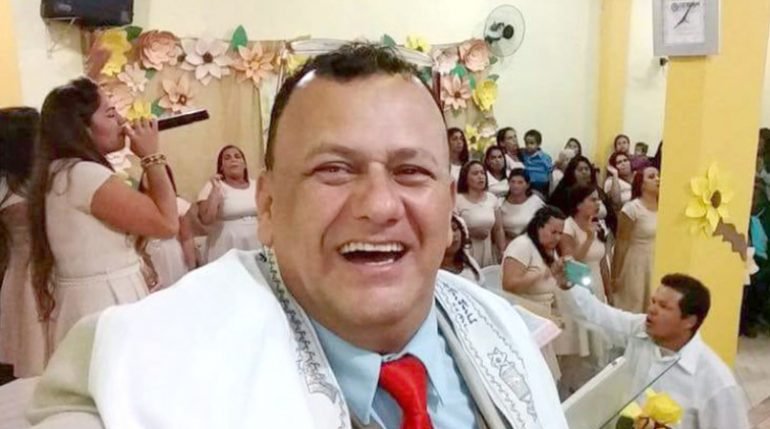 Pastor muere en el púlpito mientras predicaba