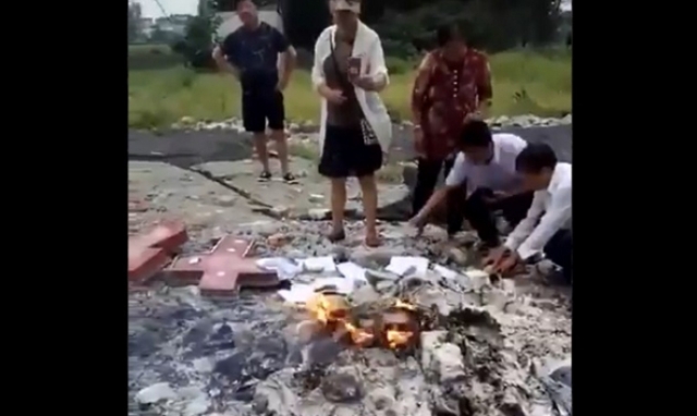 Vídeo muestra que hace con biblias el gobierno de China