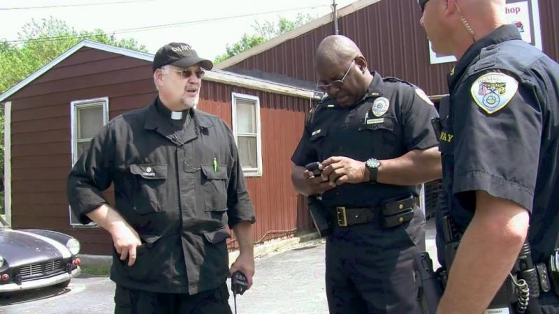 Grupo de ateos intentan impedir que policías oren