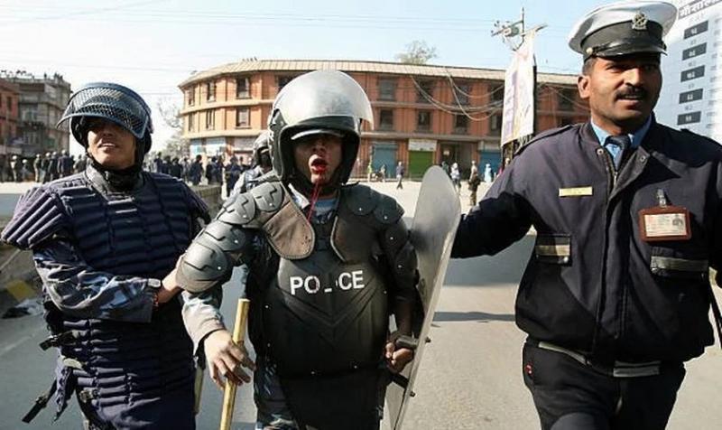 Policía castigado y preso por hablar de Cristo en reunión