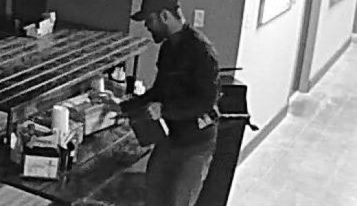 Hombre irrumpe en la iglesia y arranca páginas de la Biblia