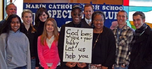 Pastor arrestado por cartel: “Dios te ama y a tu bebé”