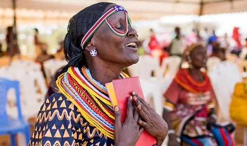 Tribu de Kenia recibe con alegría Nuevo Testamento traducido en su idioma