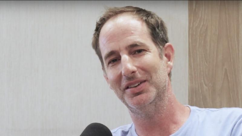 Misionero hace culto dentro de prostíbulos para alcanzar prostitutas