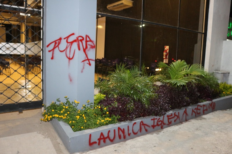 Activistas pro-aborto atacan iglesia evangélica y agreden a fiel