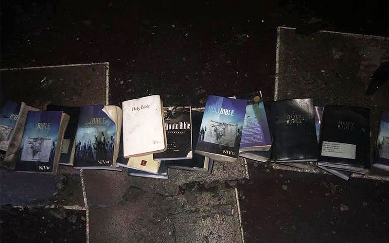 Un voraz incendio dejó en cenizas una iglesia, pero ni una sola Biblia se quemó