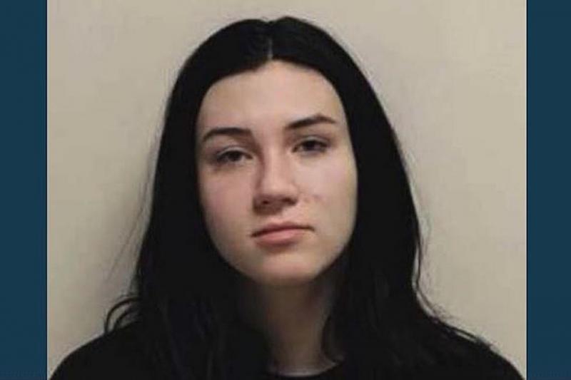 Mujer incendia iglesia y escribe “Satanás vive” en la puerta del templo