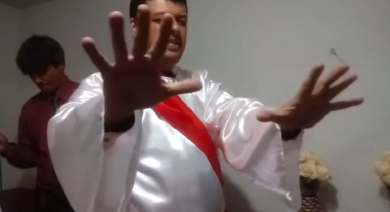 Video de pastor “transformando” agua en vino se vuelve viral