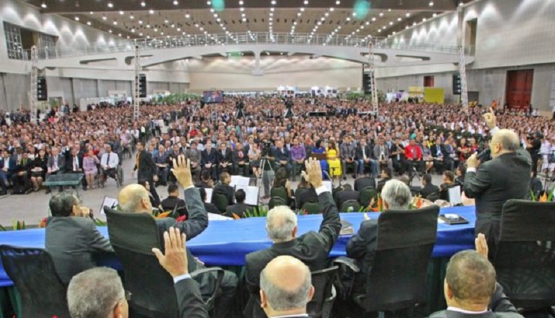 Asamblea de Dios de Brasil prohíbe TV, maquillaje, aretes y dejarse la barba