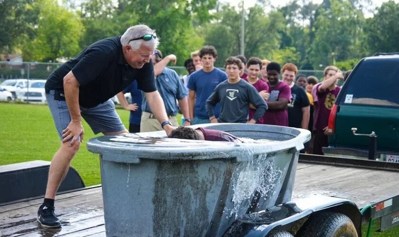 Pastor atacado por ateos por bautizar a 18 alumnos de una escuela