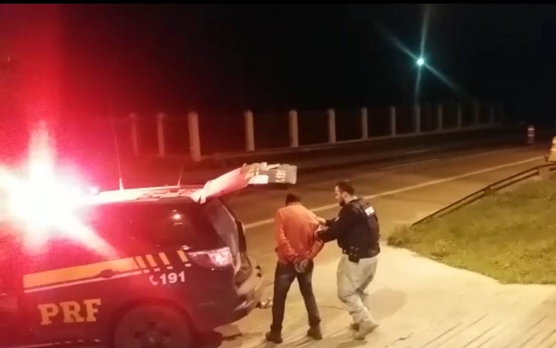 Hombre es detenido tras masturbarse al lado de una joven dentro de la iglesia