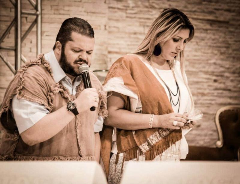 Viral video: Pastora cobra dinero a quienes besan sus pies para ser sanados