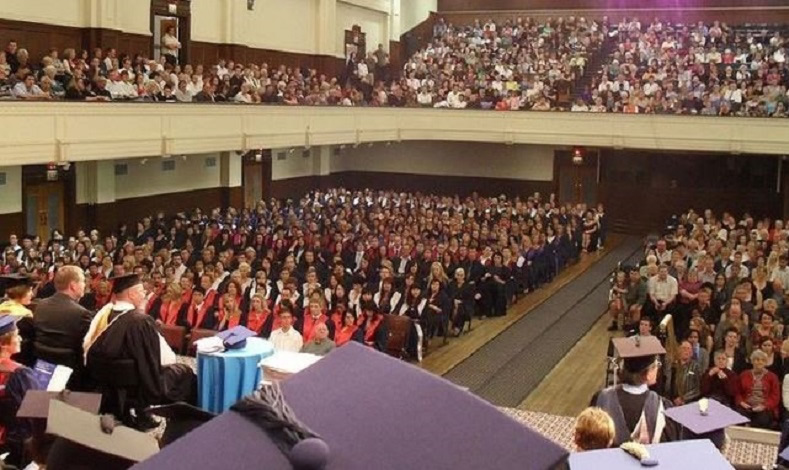 Justicia prohíbe a estudiantes que oren o canten himnos en su graduación