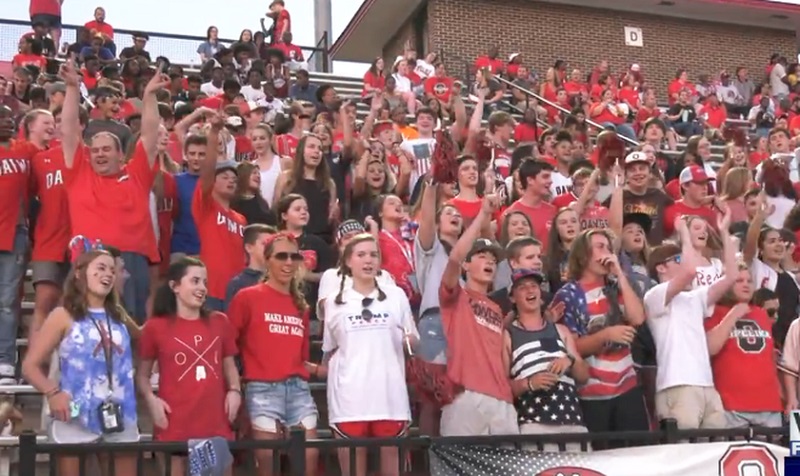 Estudiantes resisten prohibición y oran en voz alta en arena de escuela