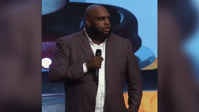 Pastor le da todos los diezmos a viudas y padres solteros