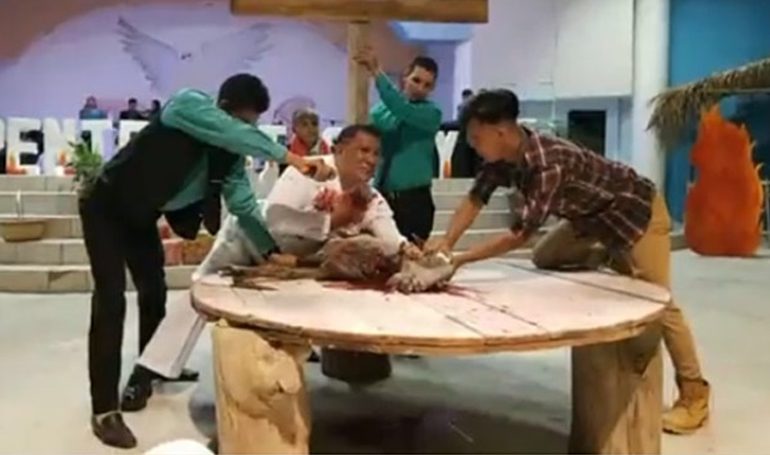 Pastor sacrifica un animal en pleno culto para recordar muerte de Cristo
