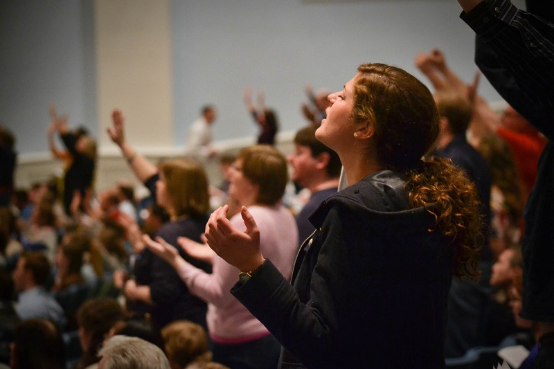 Fiel es apuñalada por ex esposo en la iglesia en pleno culto