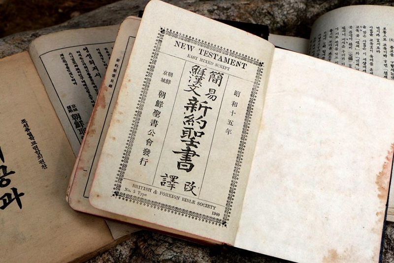 Cristianos guardan sus biblias enterrándolas para evitar ser asesinados