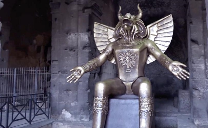 Exhiben estatua del dios Moloc en Coliseo de Roma donde cristianos fueron martirizados