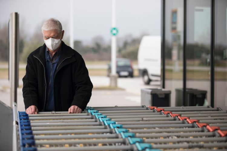 Cristianos compran víveres para ancianos que no pueden salir de casa