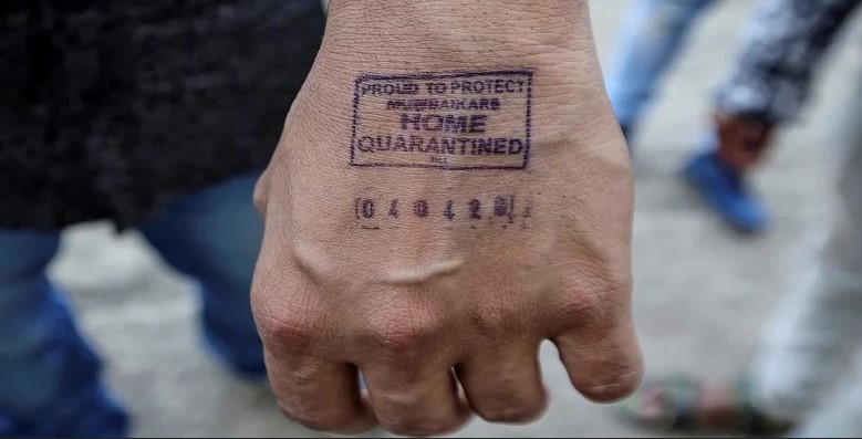 India: Marcan manos a personas con Covid-19 para mayor control
