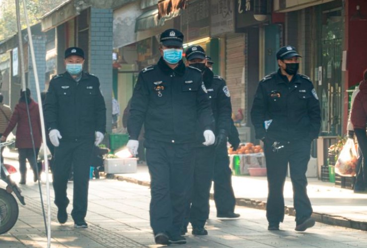 Policías cristianos oran por colegas infectados con covid-19