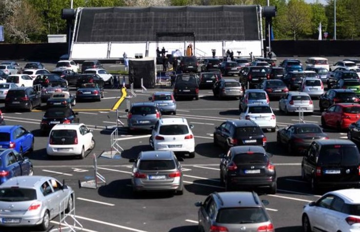 Iglesia podría ser multada con $1000 por realizar culto en autocinema