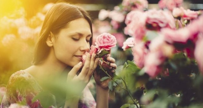 Pérdida del olfato y el gusto por COVID-19 indica que será leve la infección