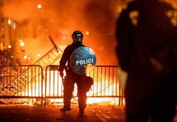 En medio de protesta queman histórica iglesia frente a la Casa Blanca