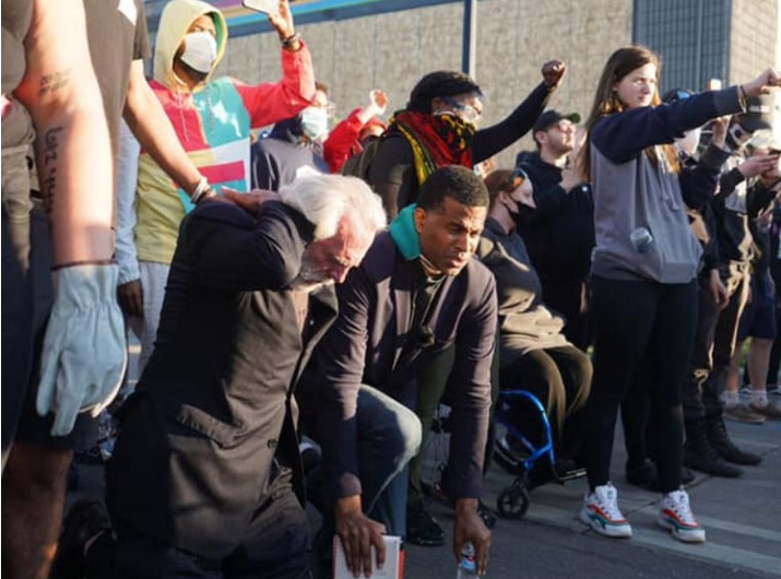 Pastor predica en protesta y  manifestantes se entregan a Cristo