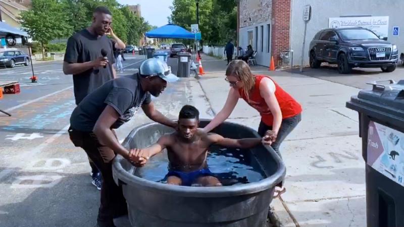 Conozca al hombre que predicó en el sitio conmemorativo de George Floyd donde decenas han entregado su vida Jesús