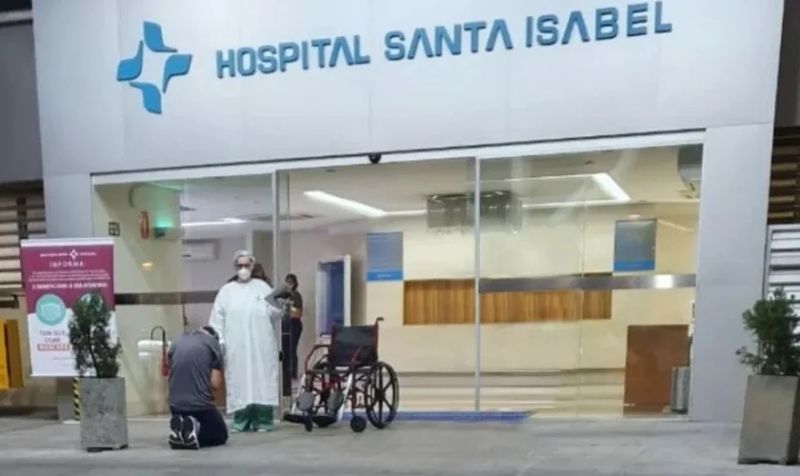 Médico recuperado de Covid-19 se arrodilla ante Dios frente a hospital