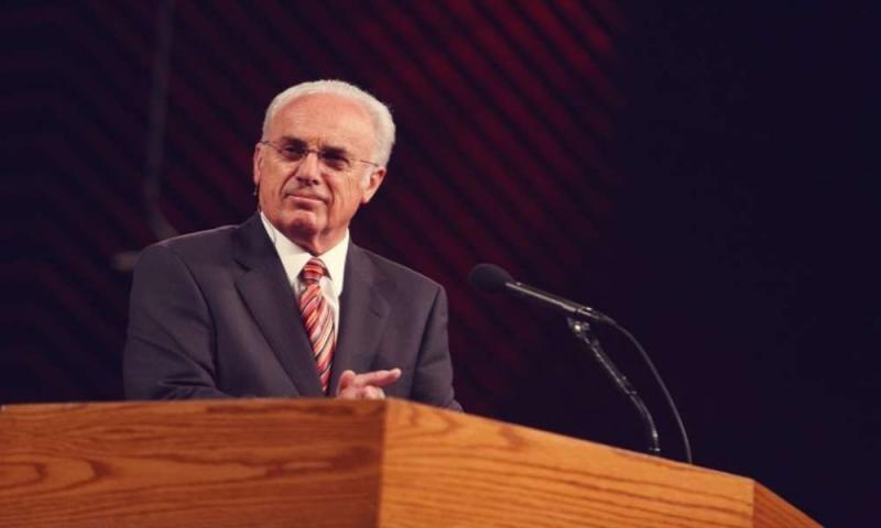 John MacArthur: “Vamos a seguir reuniéndonos porque Jesucristo es la cabeza de la iglesia”
