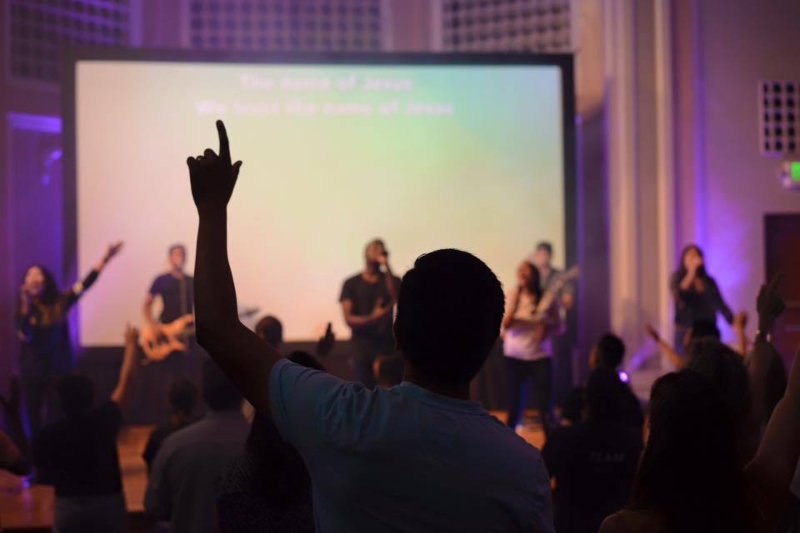 Iglesia paga 20 millones de dólares en deudas médicas de habitantes