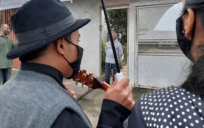 Iglesia realiza cultos a Dios afuera de las casas de adultos mayores