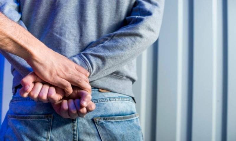 Arrestan a tres cristianos por cantar en adoración al aire libre