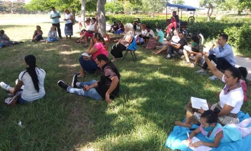 Cuba: Cierran templo a iglesia y esta alaba a Dios al aire libre