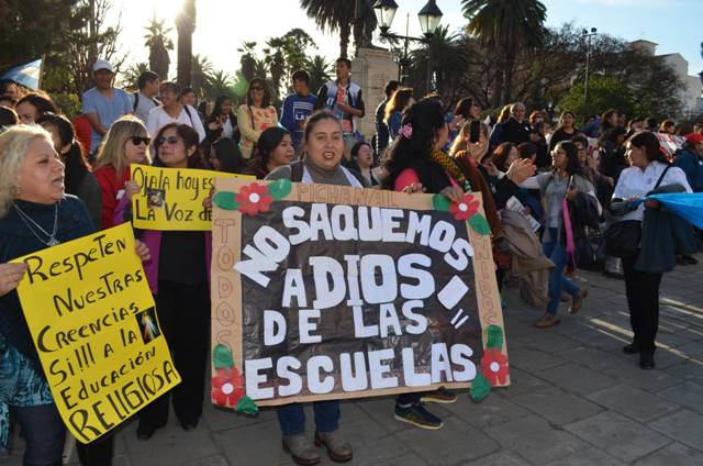 Argentina prohíbe enseñar religión en escuelas públicas